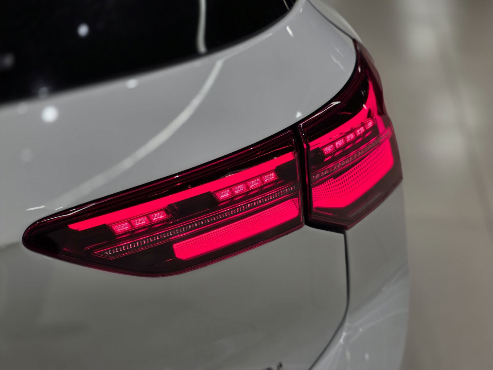 2023 Volkswagen Golf — photo 2