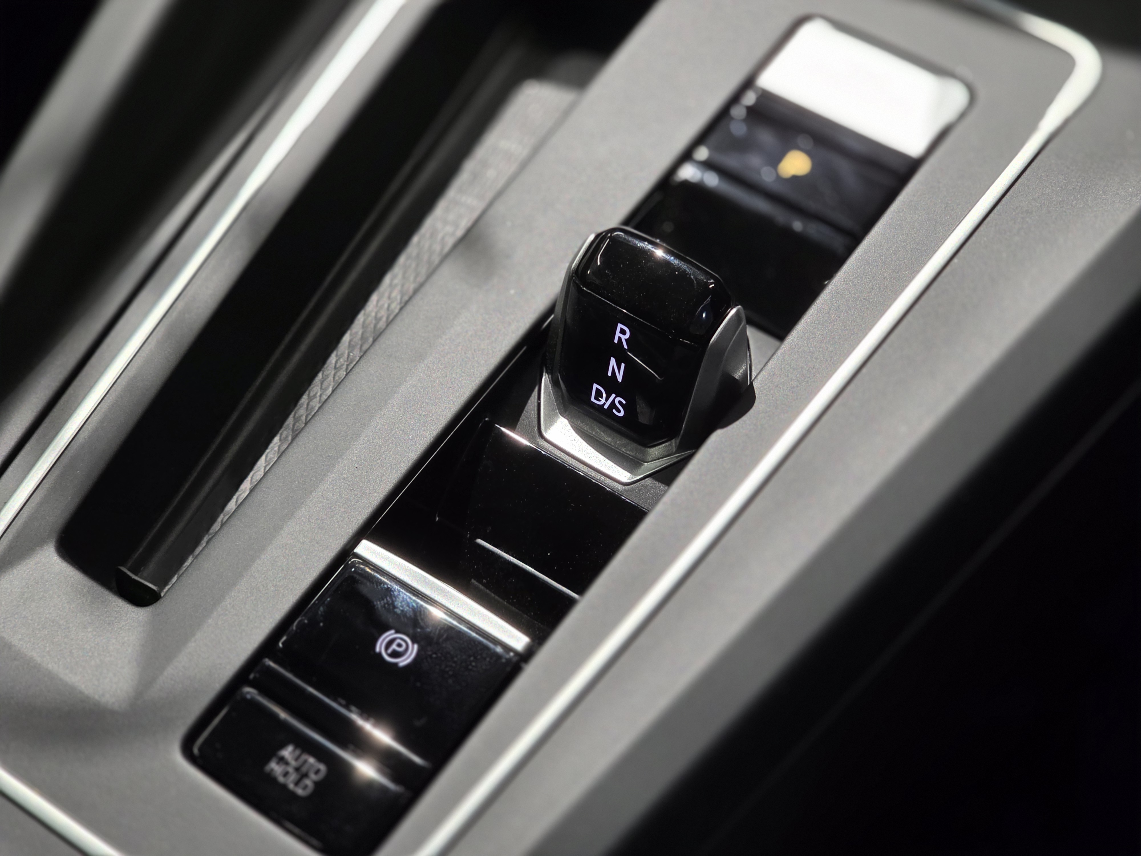 2023 Volkswagen Golf — photo 2